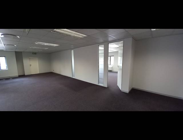 370M² OFFICE TO LET IN LYME PARK